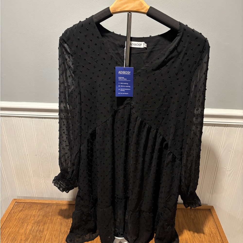 Adibosy Dress
NWT
Small